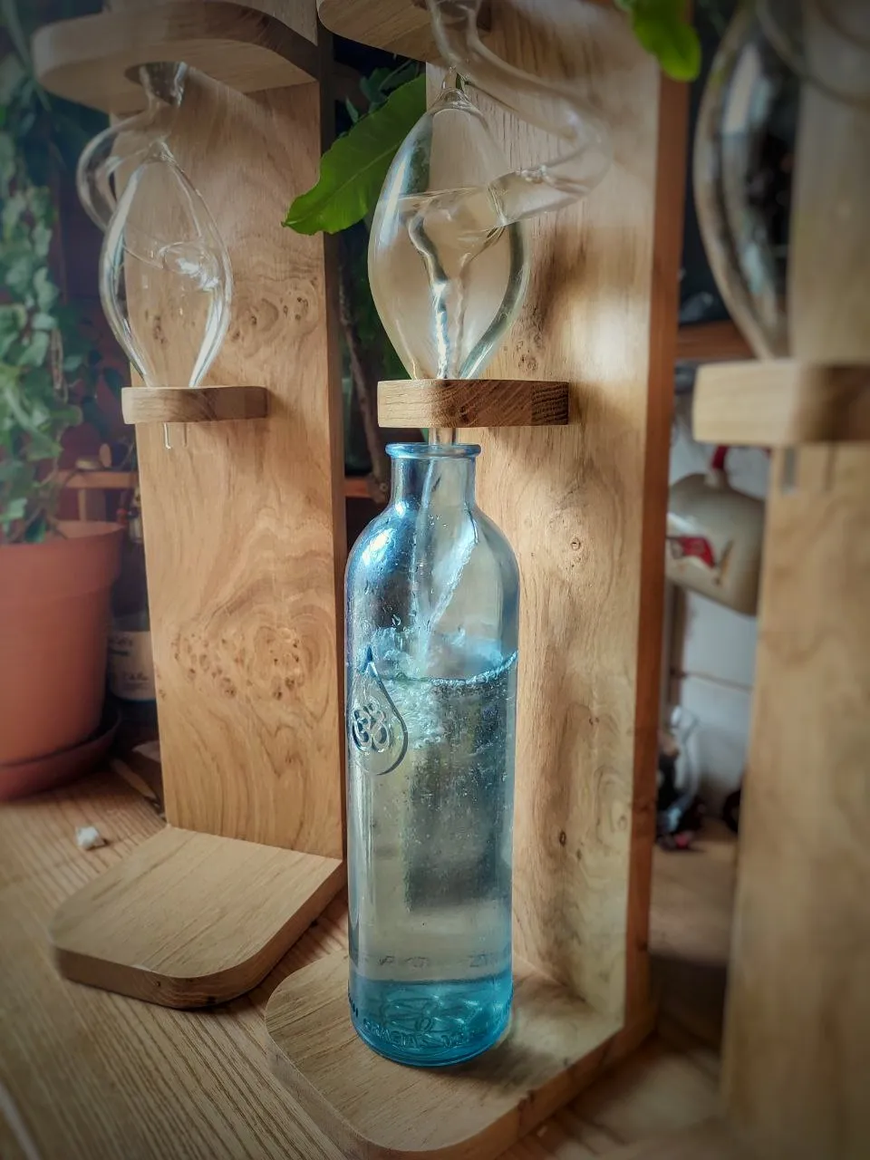 La bouteille d’un litre deux en verre recyclé, en place sous l’œuf