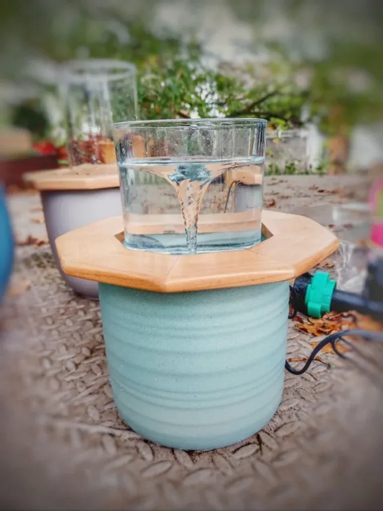 Une fontaine sur une poterie bleu pâle, au jardin