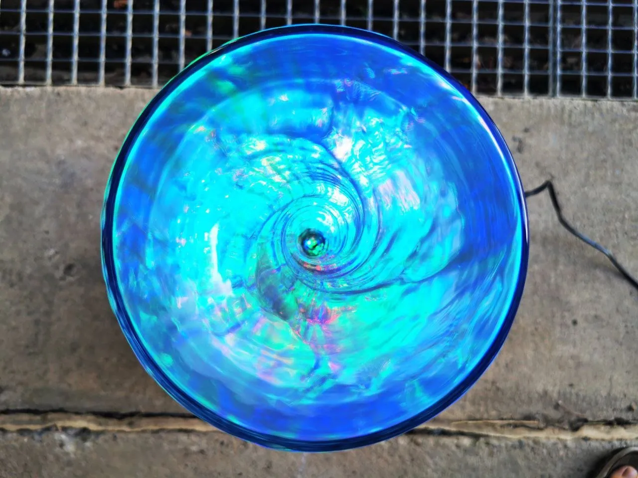 Le même vortex éclairé en bleu, l’eau qui descend en spirale, l’air au centre