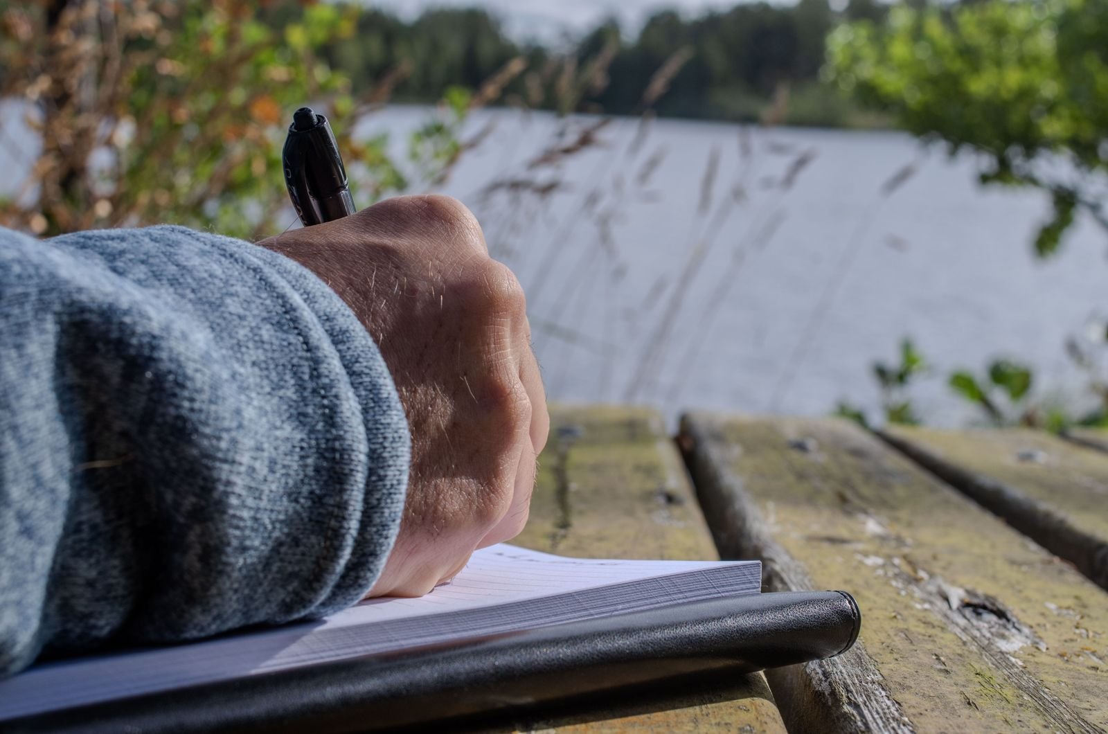 Une main qui écrit dans un carnet