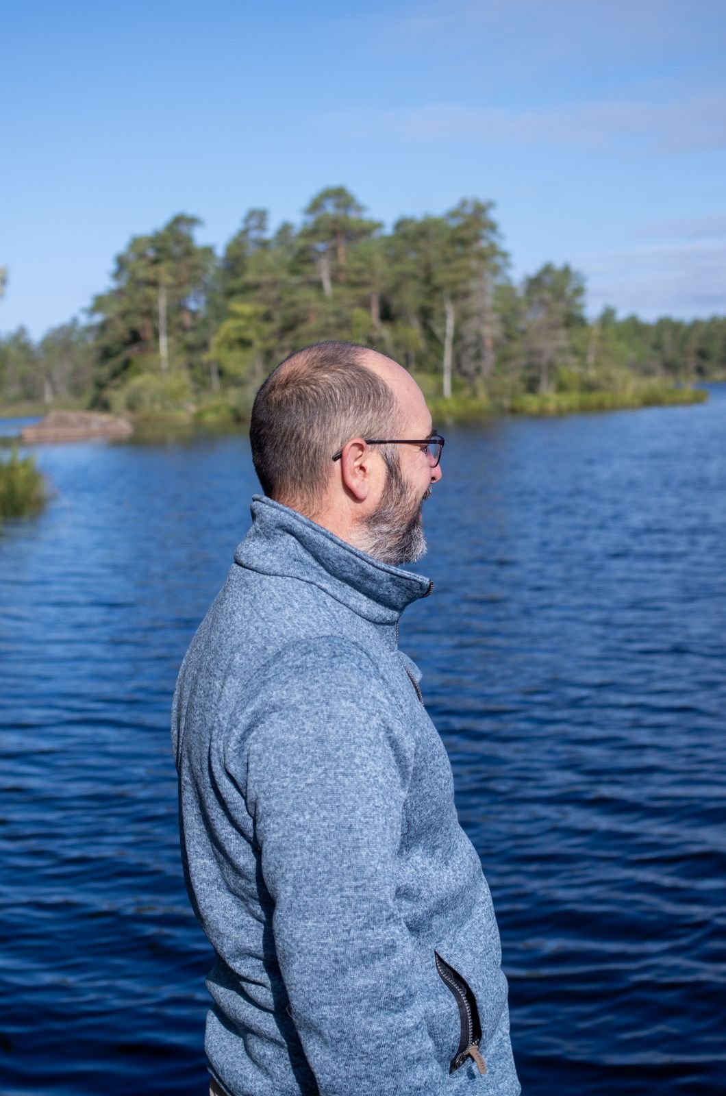 Yannick de dos face au lac